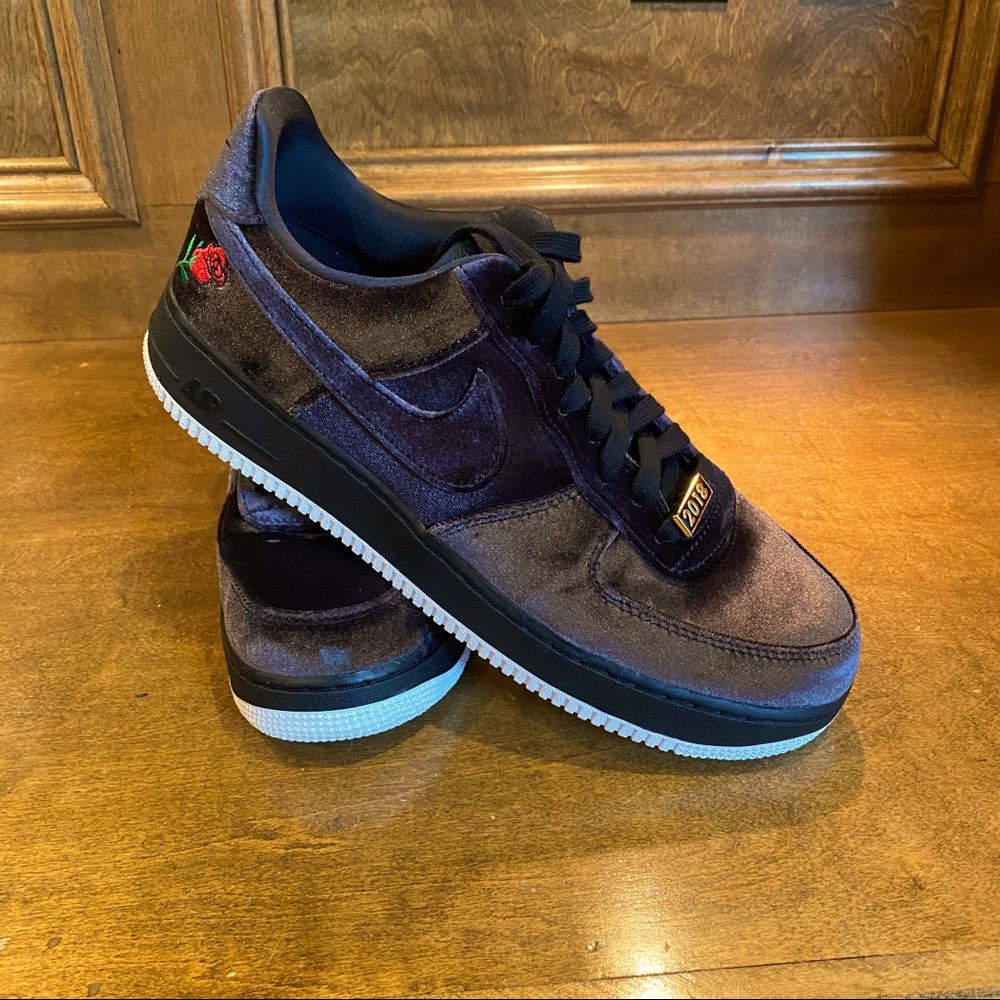 Men’s Nike Air Force One Low Rose Velvet Shoe